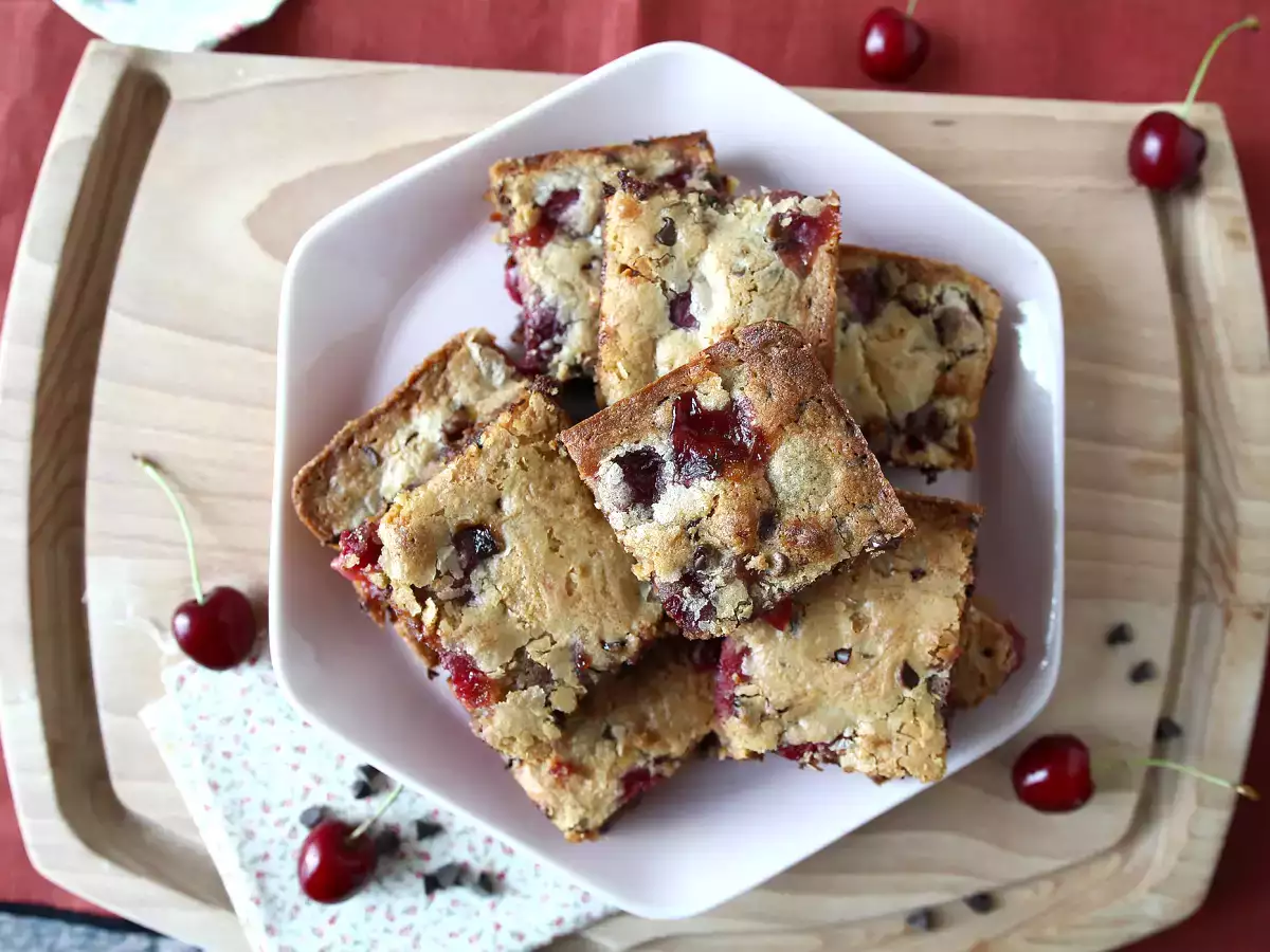 Sarışın vişne ve çikolata, mükemmel çıtır ve fondanlı kek - fotoğraf 2