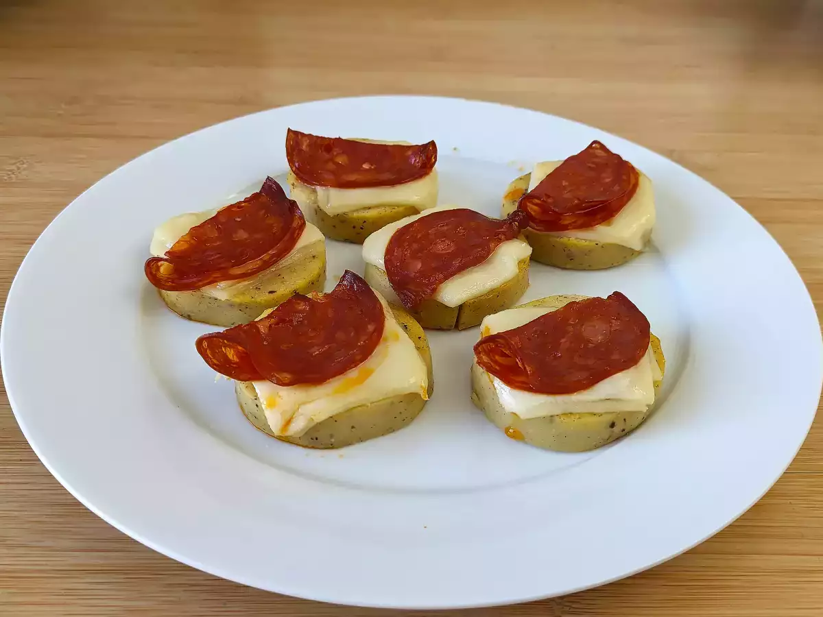 Scamorza peyniri ve acı salamlı polenta kanepeleri - fotoğraf 4