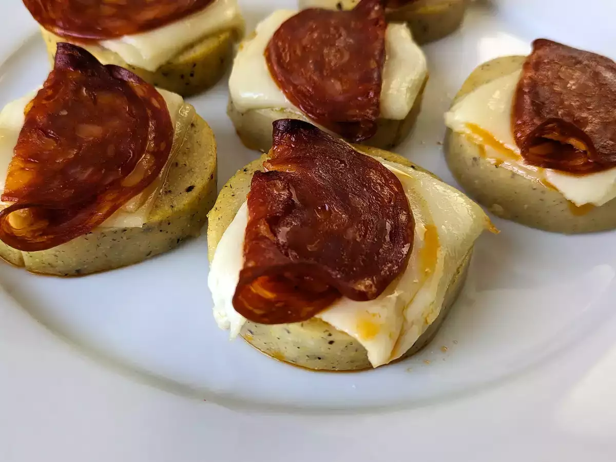 Scamorza peyniri ve pepperoni ile polenta crostini - fotoğraf 2