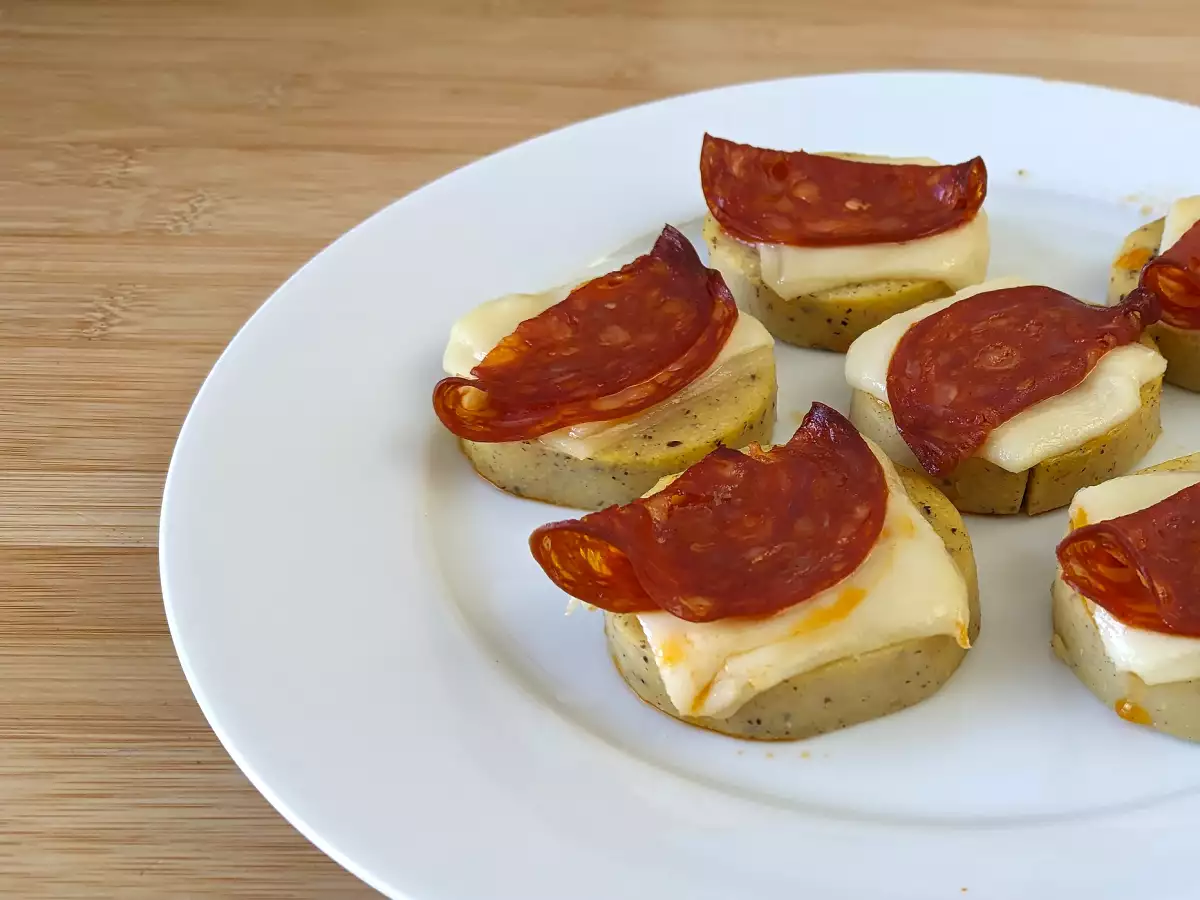 Scamorza peyniri ve pepperoni ile polenta crostini - fotoğraf 3