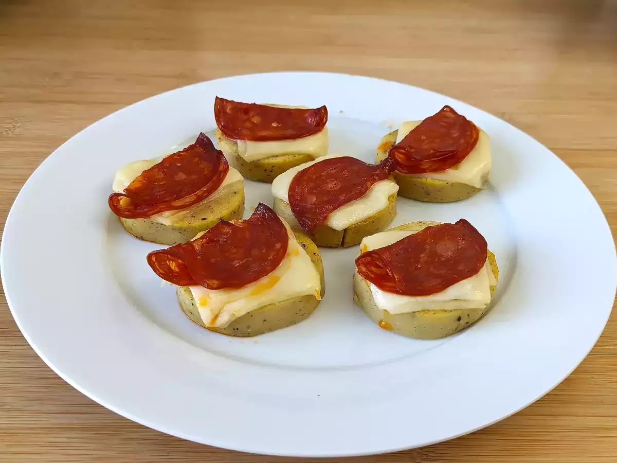 Scamorza peyniri ve pepperoni ile polenta crostini - fotoğraf 4