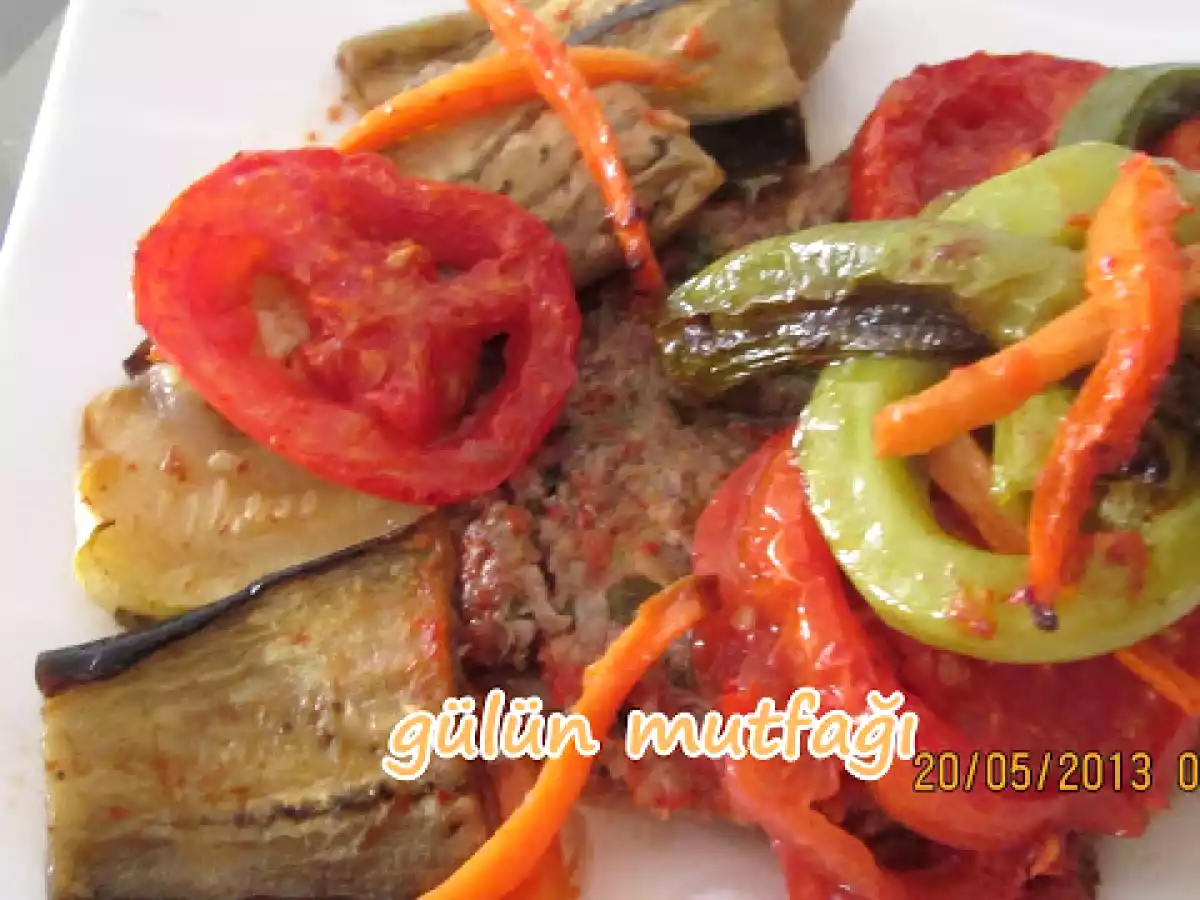 SEBZELİ TEPSİ KÖFTESİ