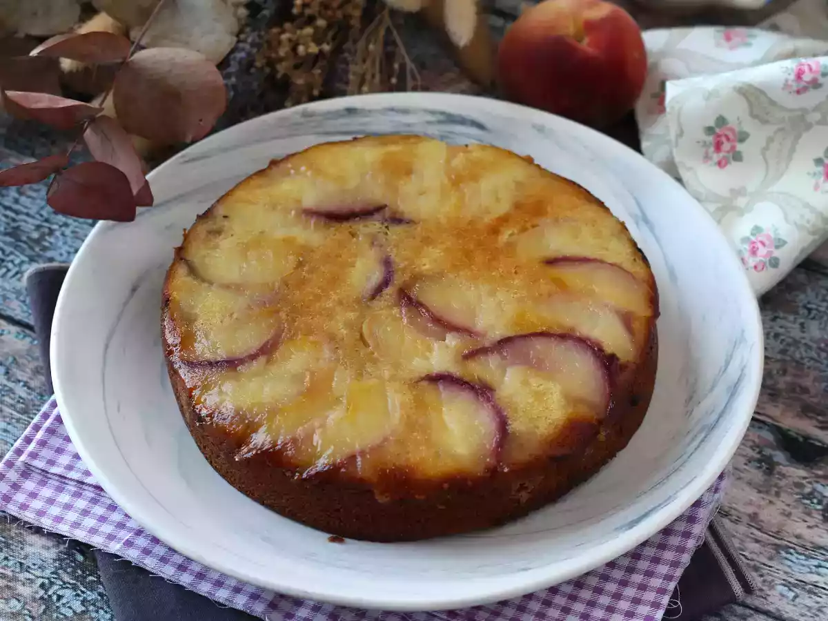 Şeftalili baş aşağı kek, nemli, erimiş ve karamelize - fotoğraf 5