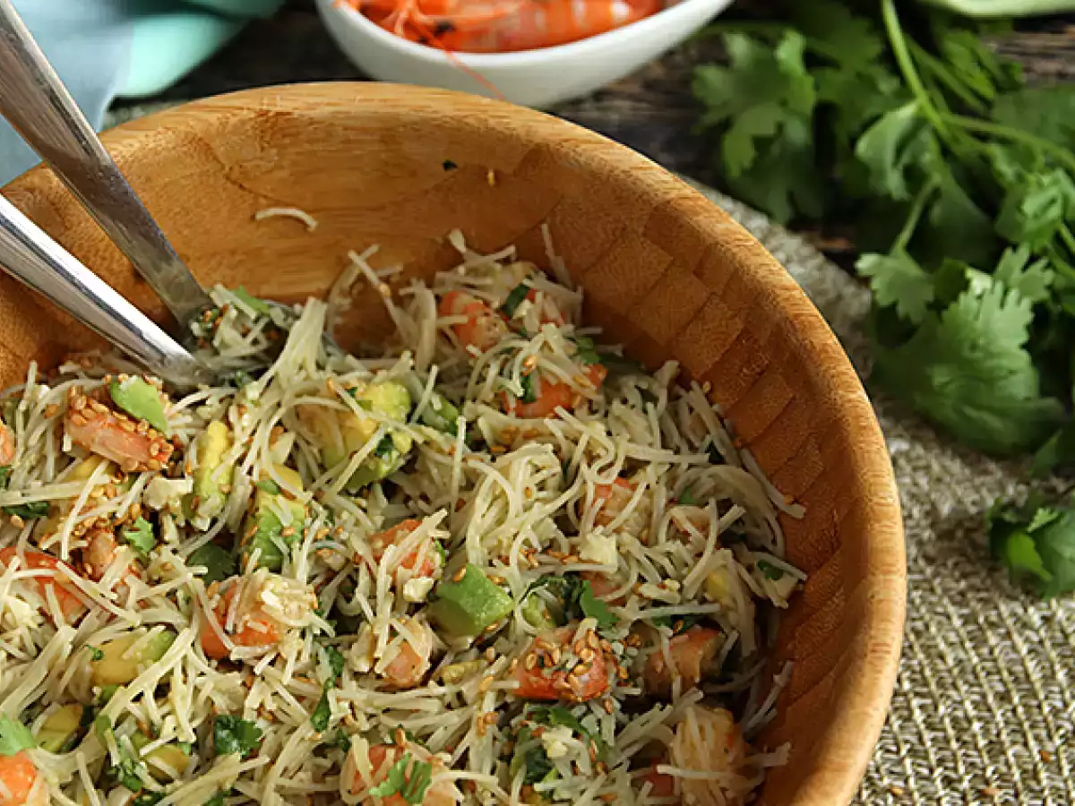 Şehriye, karides, avokado, yumurta ve kişniş salatası - fotoğraf 2