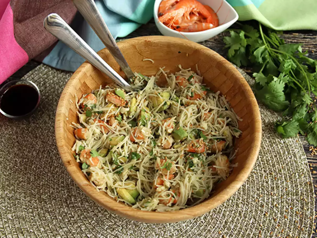 Şehriye, karides, avokado, yumurta ve kişniş salatası - fotoğraf 4