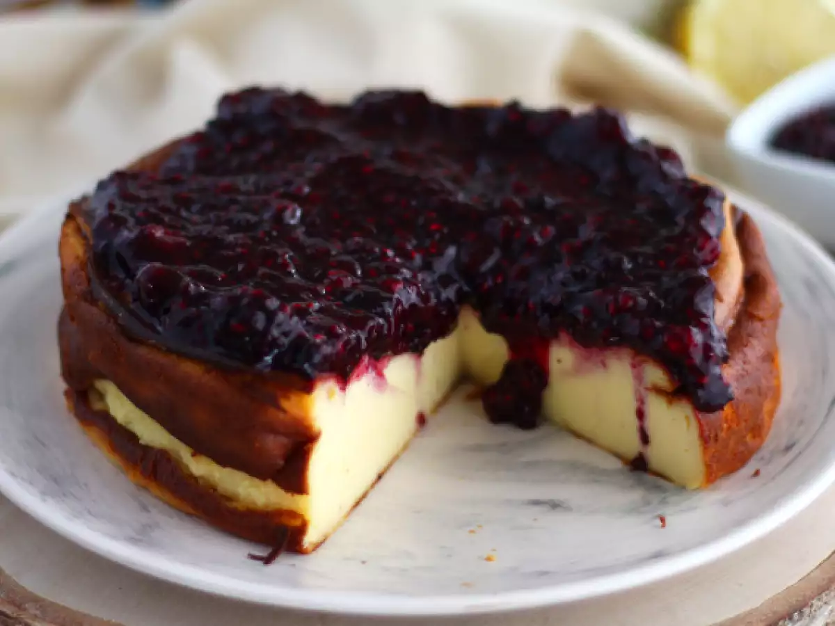 Şekerli yoğunlaştırılmış sütlü cheesecake ve kırmızı meyve kompostosu