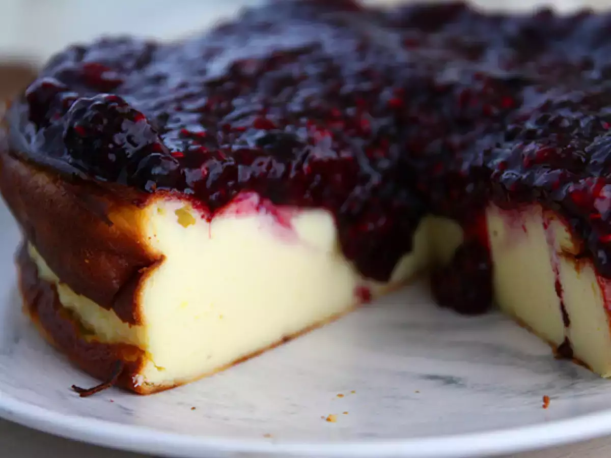 Şekerli yoğunlaştırılmış sütlü cheesecake ve kırmızı meyve kompostosu - fotoğraf 3