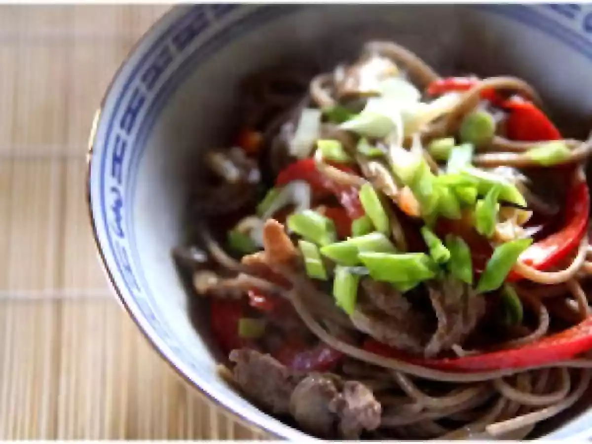 Sığır eti yakisoba