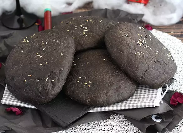 Siyah kalamar mürekkebi çörekleri