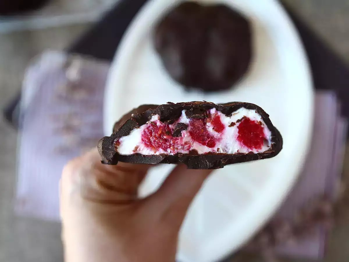 Skyr, ahududu ve çikolatalı dondurma. Güneşli günler için sağlıklı atıştırmalık! - fotoğraf 2