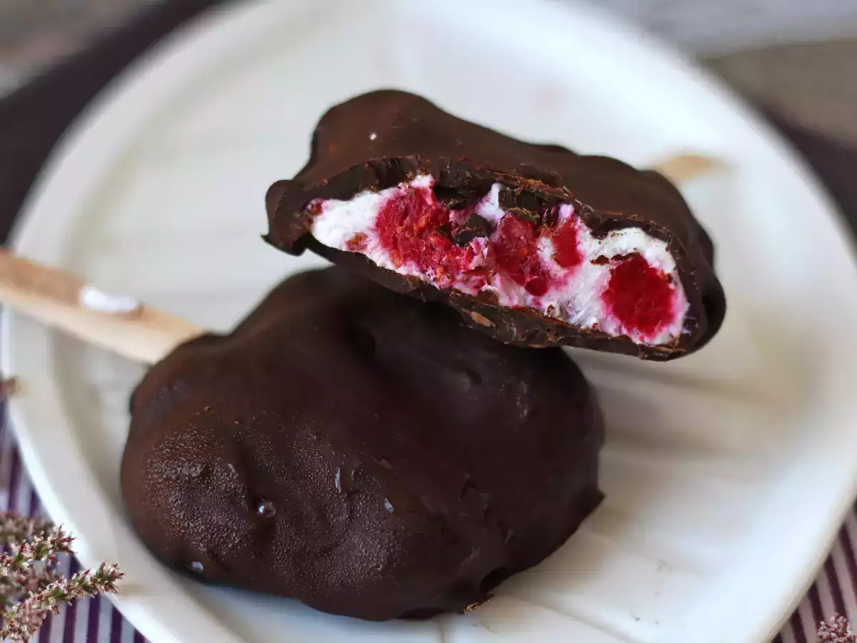 Skyr, ahududu ve çikolatalı dondurma. Güneşli günler için sağlıklı atıştırmalık! - fotoğraf 6