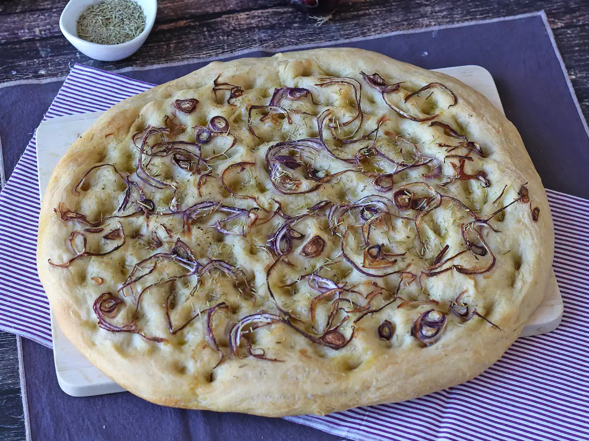Soğanlı ve biberiyeli rustik focaccia - fotoğraf 2