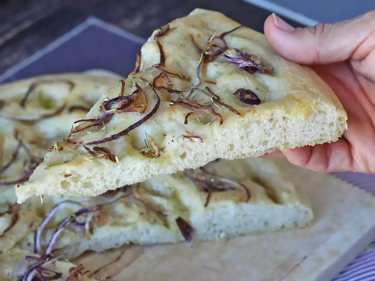 Soğanlı ve biberiyeli rustik focaccia - fotoğraf 3