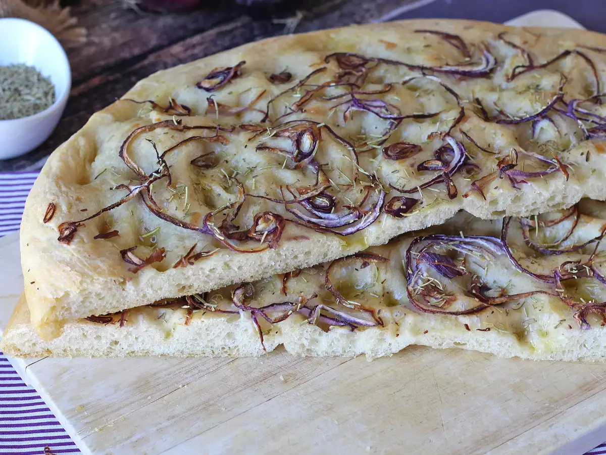 Soğanlı ve biberiyeli rustik focaccia - fotoğraf 4