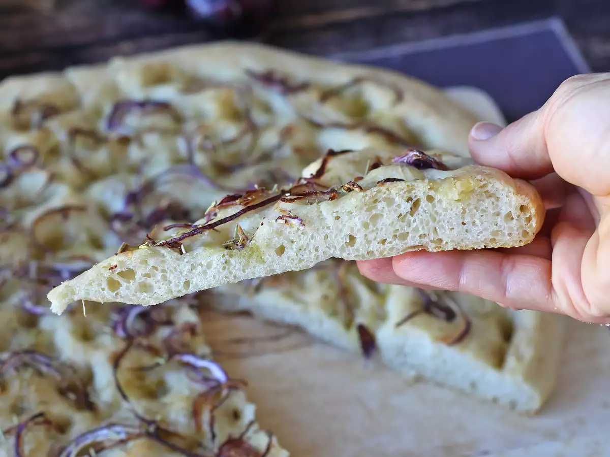 Soğanlı ve biberiyeli rustik focaccia - fotoğraf 5