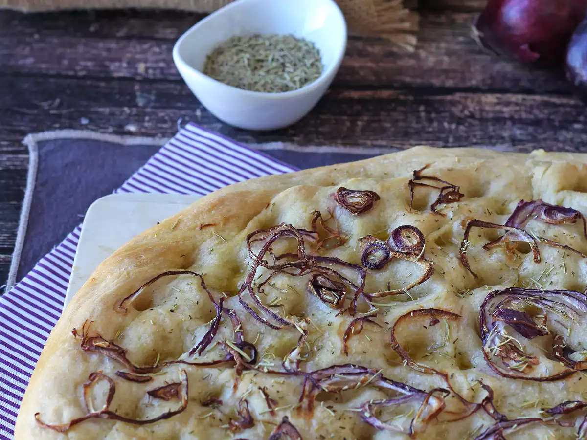 Soğanlı ve biberiyeli rustik focaccia - fotoğraf 6