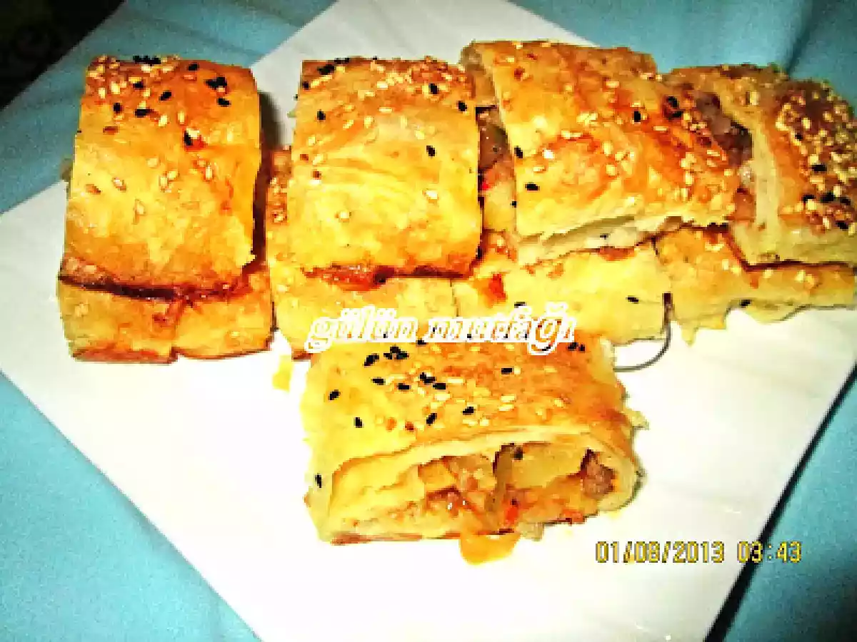 Soğuk bir komposta yanında patatesli, kıymalı börek - fotoğraf 2