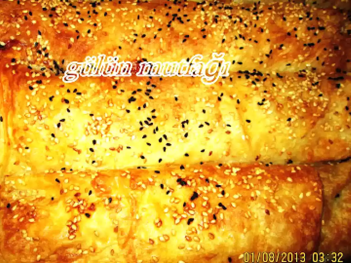 Soğuk bir komposta yanında patatesli, kıymalı börek - fotoğraf 3