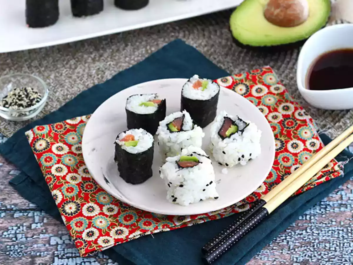 Somon füme ve avokadolu makis