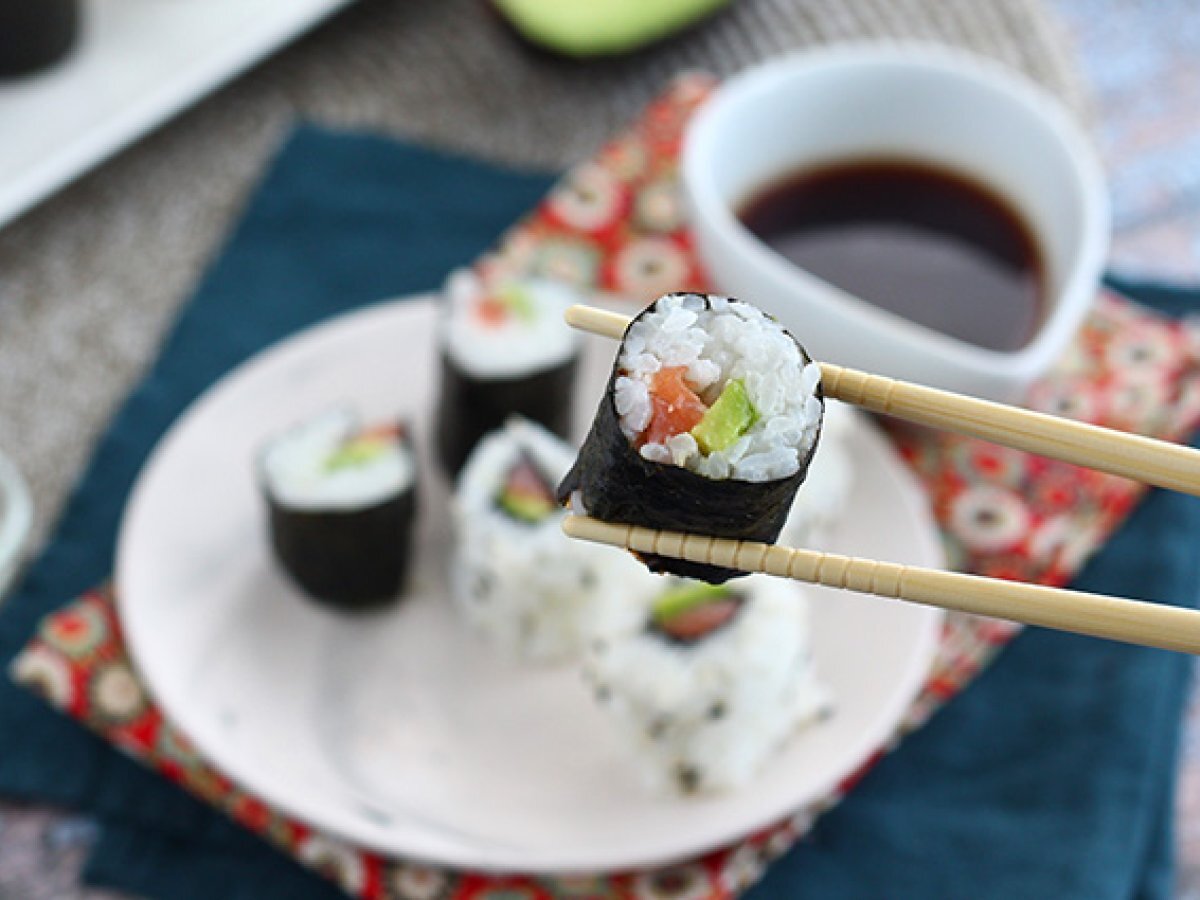 Somon füme ve avokadolu makis - fotoğraf 2