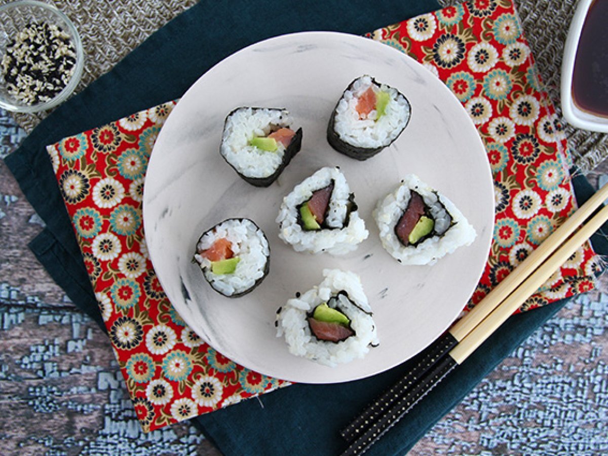 Somon füme ve avokadolu makis - fotoğraf 3