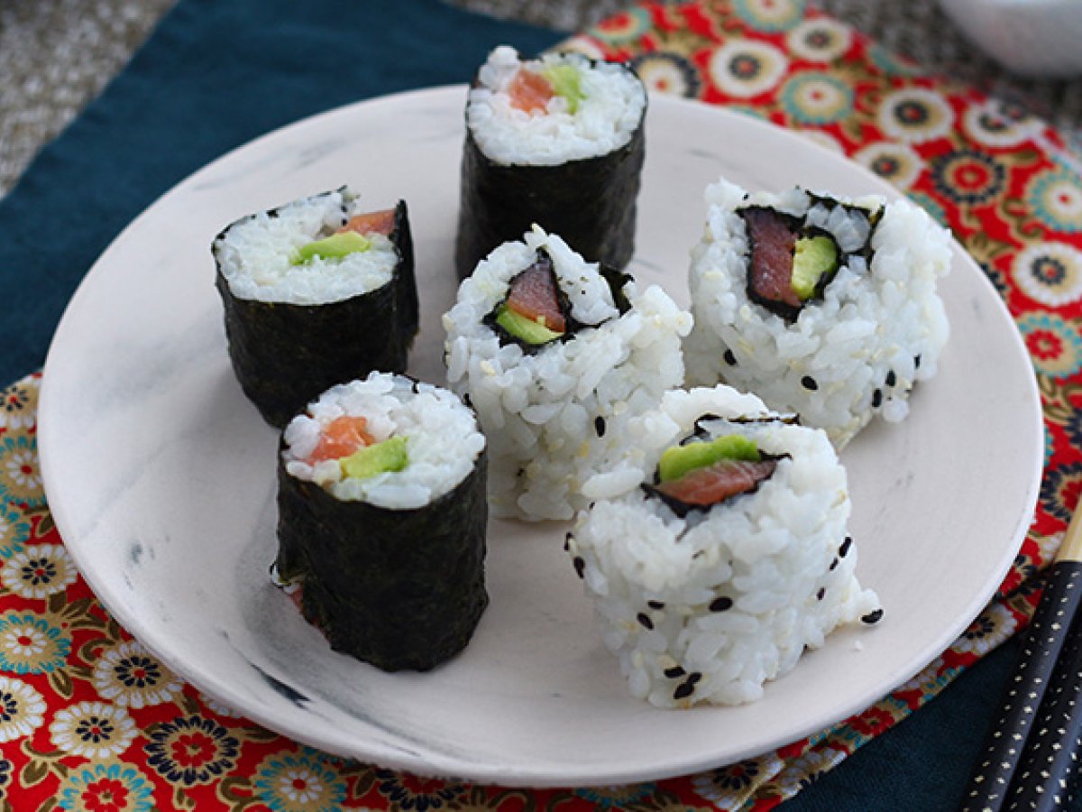 Somon füme ve avokadolu makis - fotoğraf 4