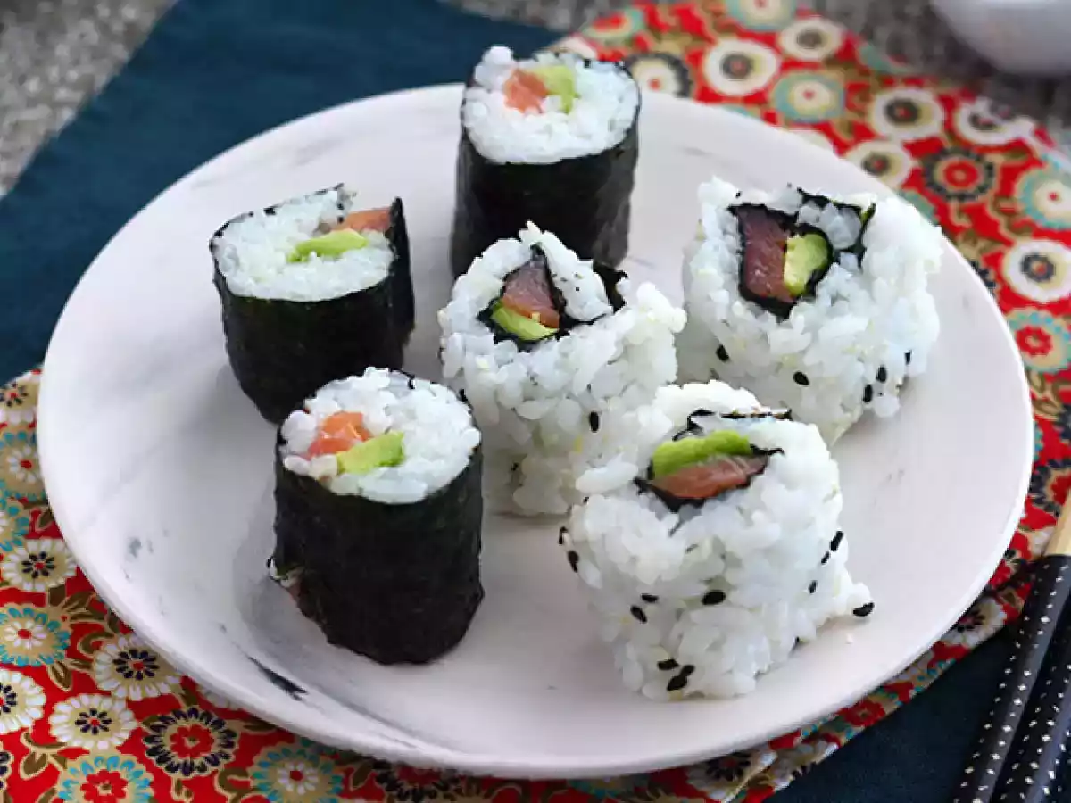 Somon füme ve avokadolu makis - fotoğraf 4