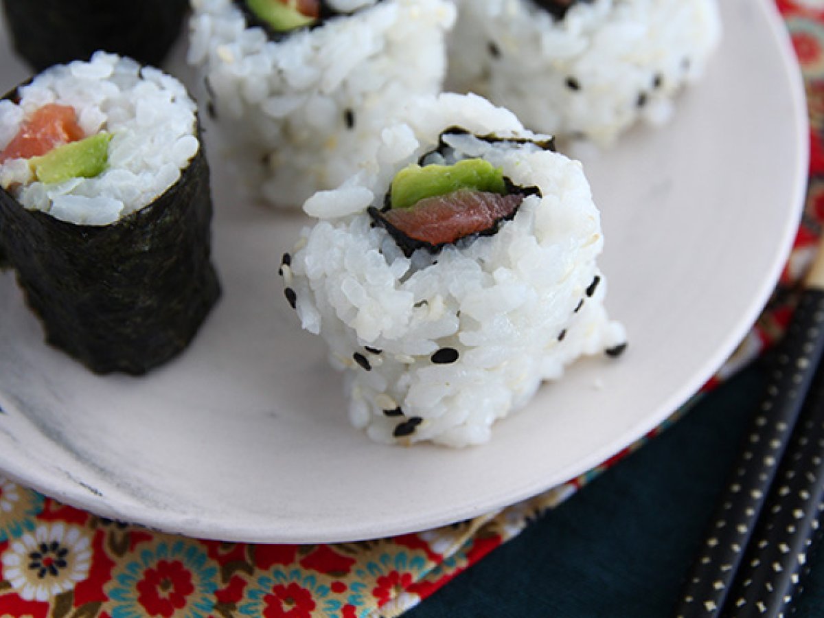 Somon füme ve avokadolu makis - fotoğraf 5