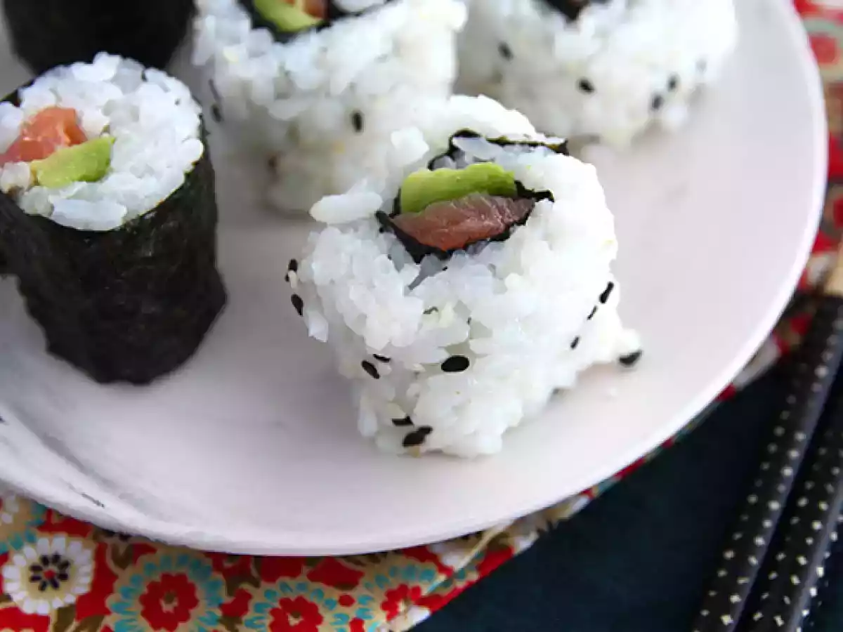 Somon füme ve avokadolu makis - fotoğraf 5