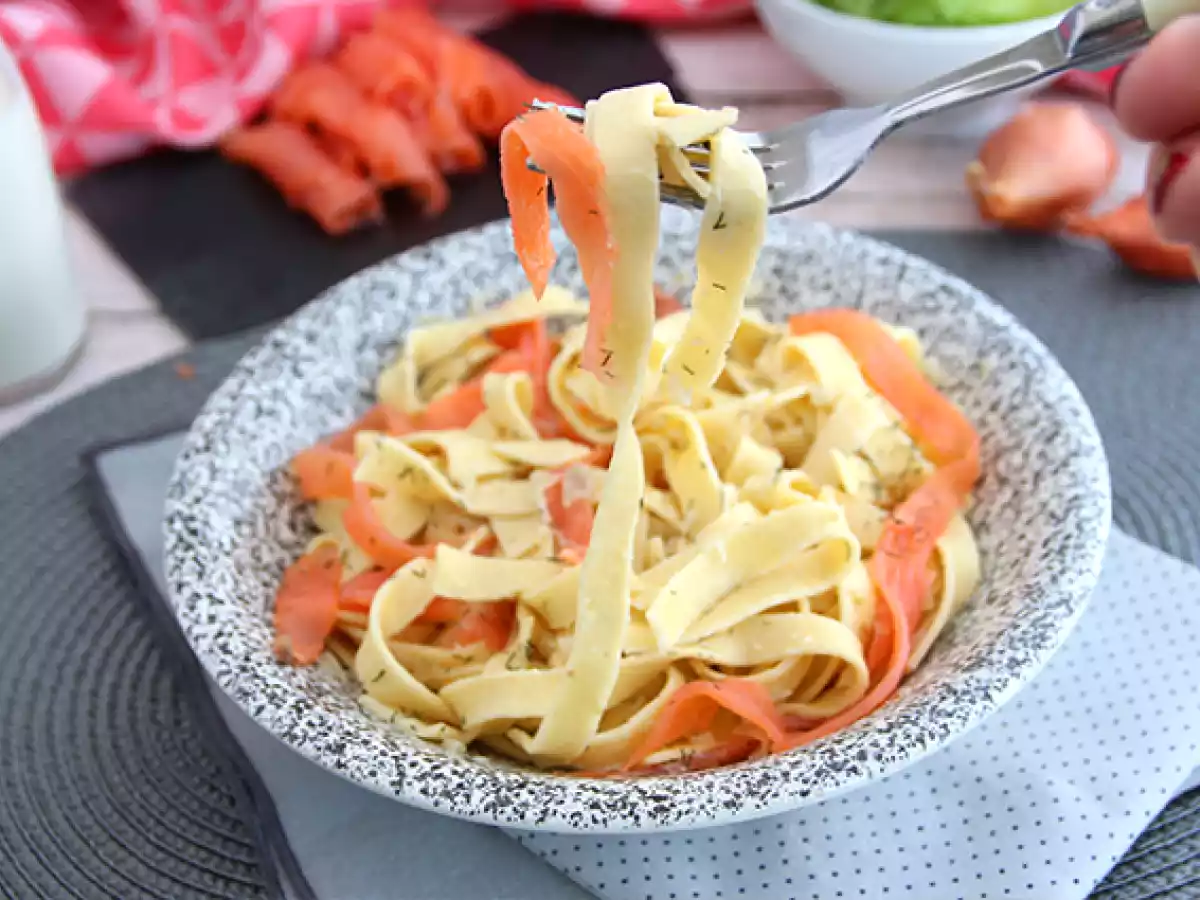 Somon füme ve dereotlu Tagliatelle