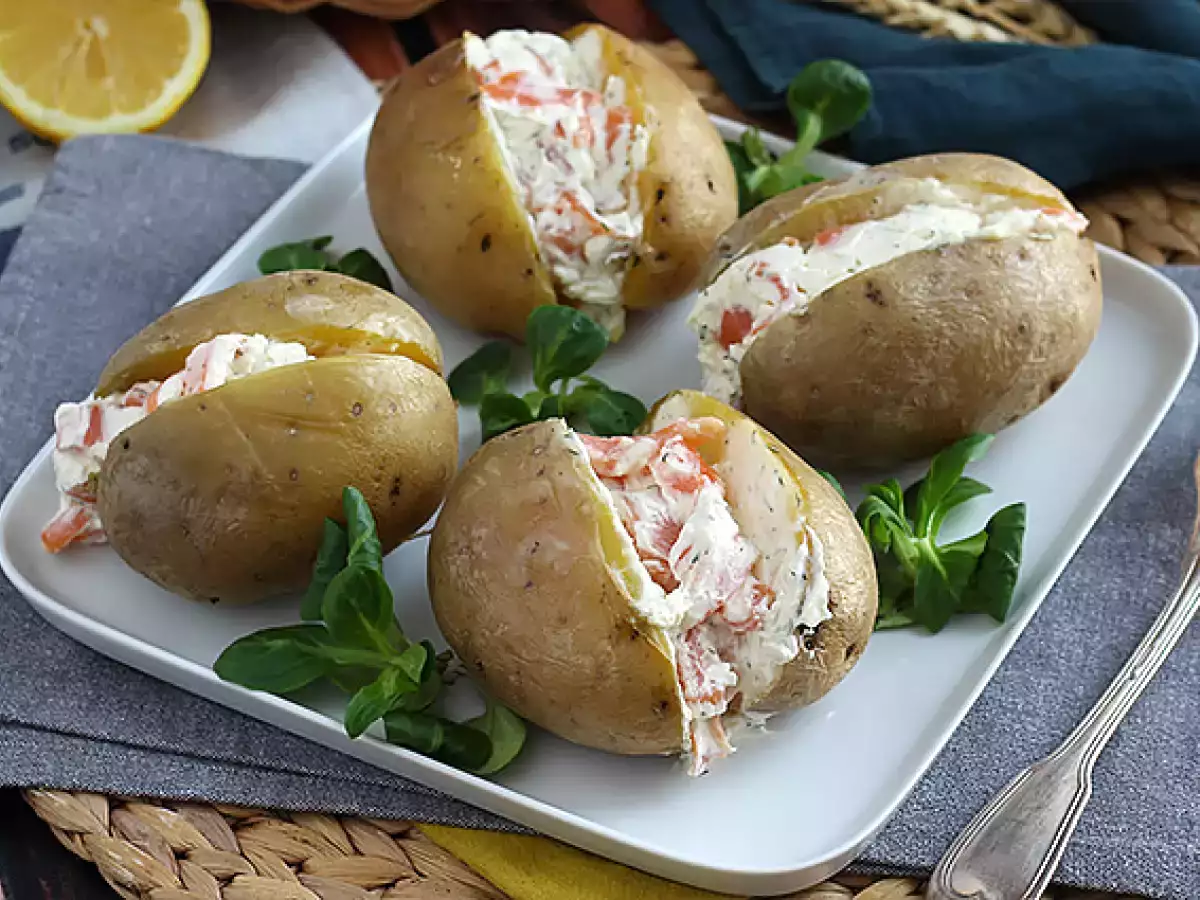 Somon füme ve fromage frais ile doldurulmuş patates - fotoğraf 2