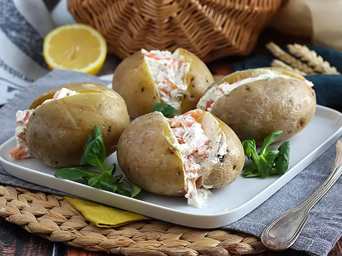 Somon füme ve fromage frais ile doldurulmuş patates - fotoğraf 4
