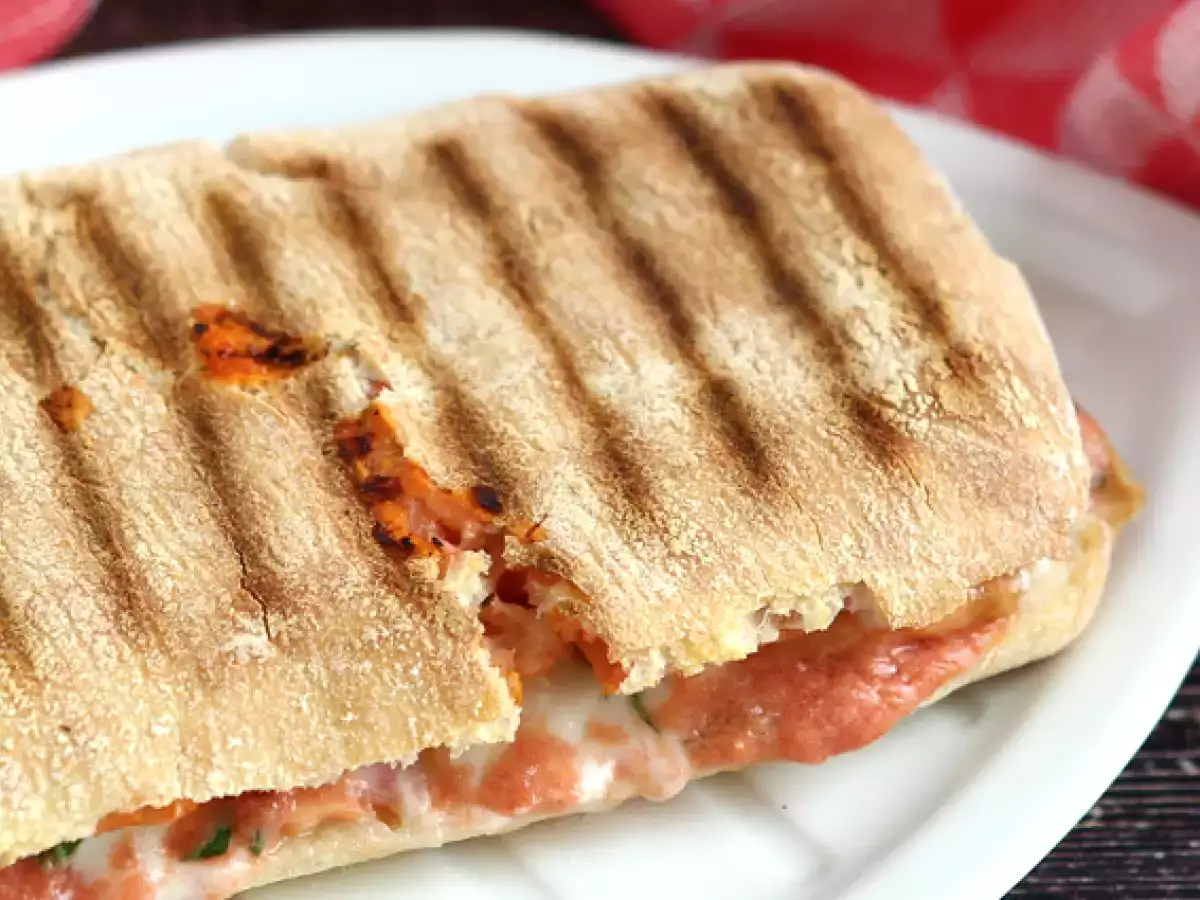 Somon, mozzarella ve dereotlu panini - fotoğraf 2