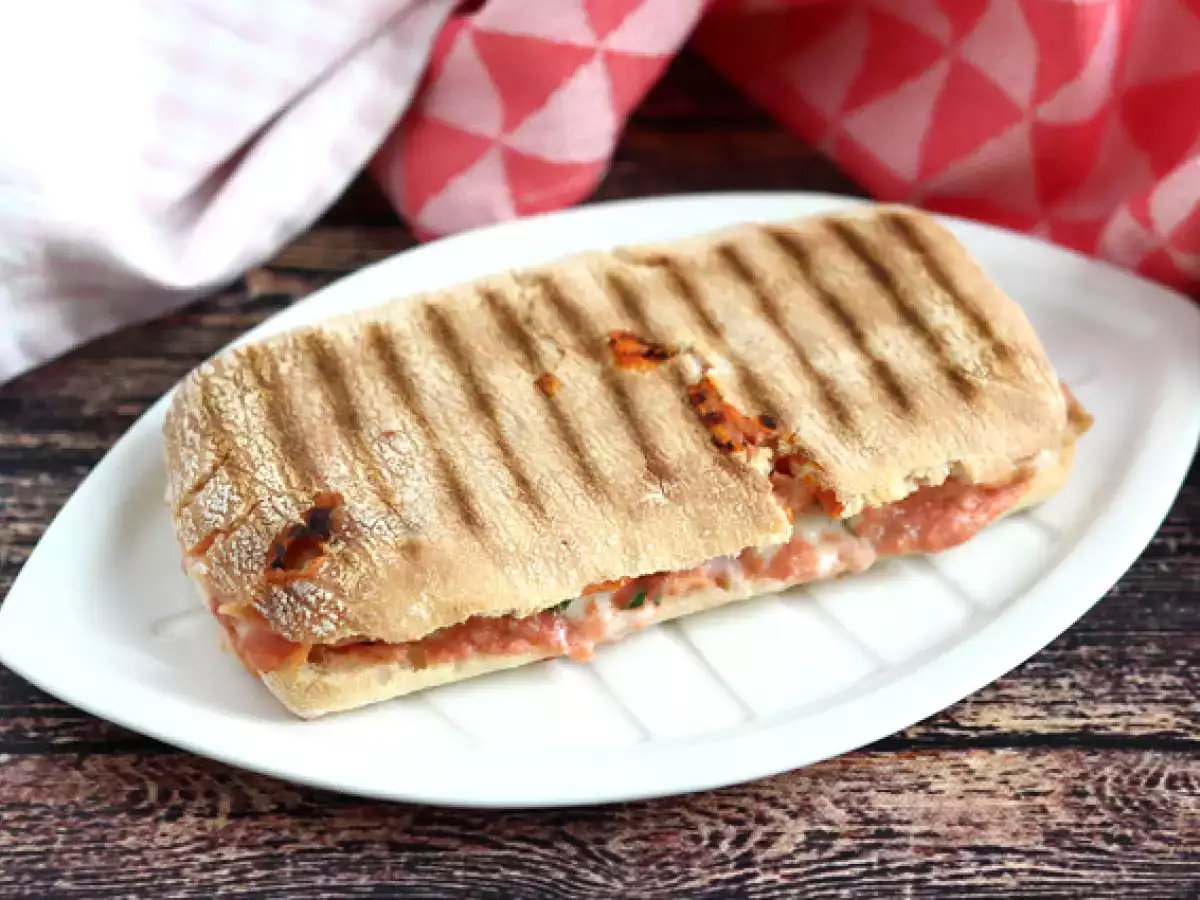 Somon, mozzarella ve dereotlu panini - fotoğraf 4