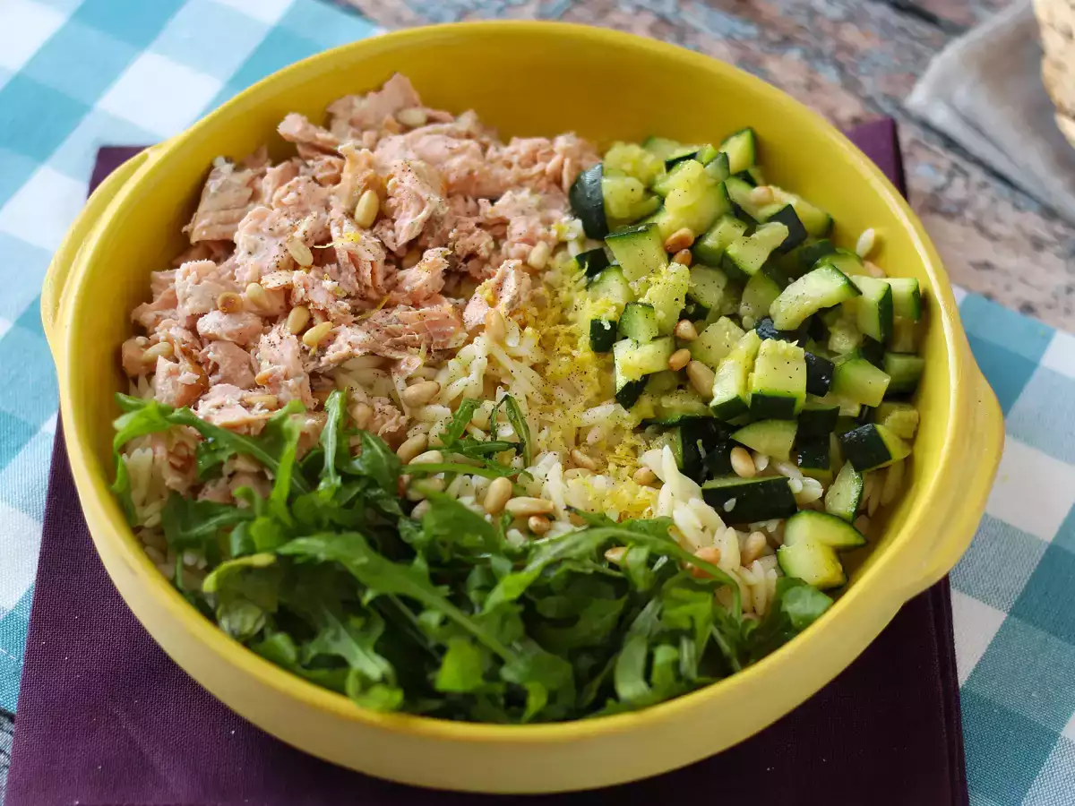 Somon ve kabaklı orzo makarna salatası