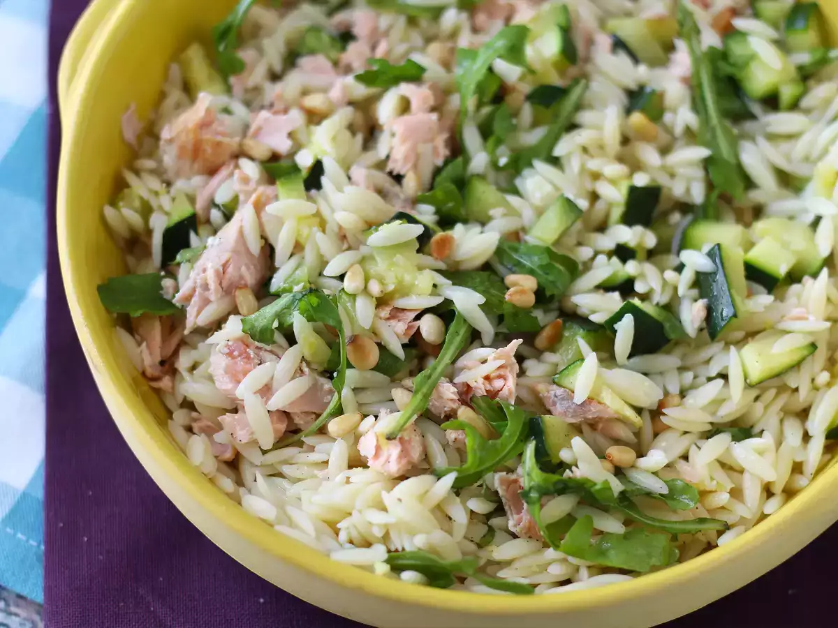 Somon ve kabaklı orzo makarna salatası - fotoğraf 2