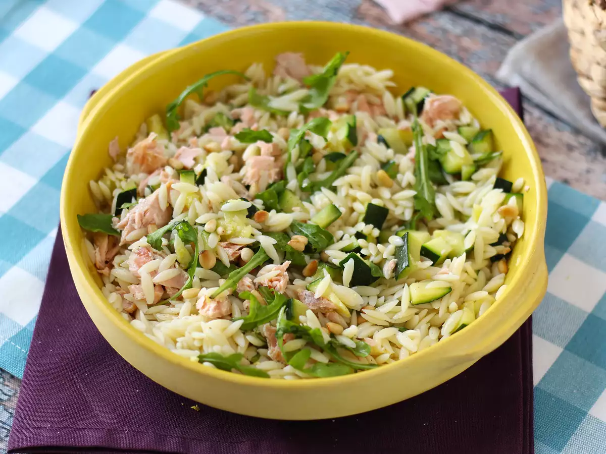 Somon ve kabaklı orzo makarna salatası - fotoğraf 3