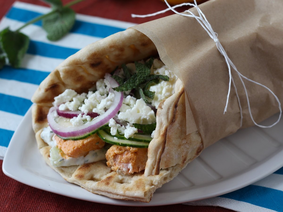 Somonlu Gyros, yaz için mükemmel Yunan balıklı sandviç!