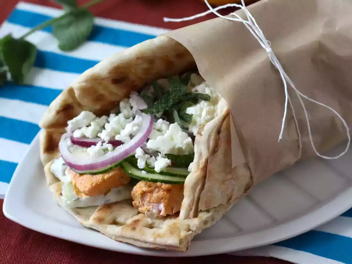 Somonlu Gyros, yaz için mükemmel Yunan balıklı sandviç!