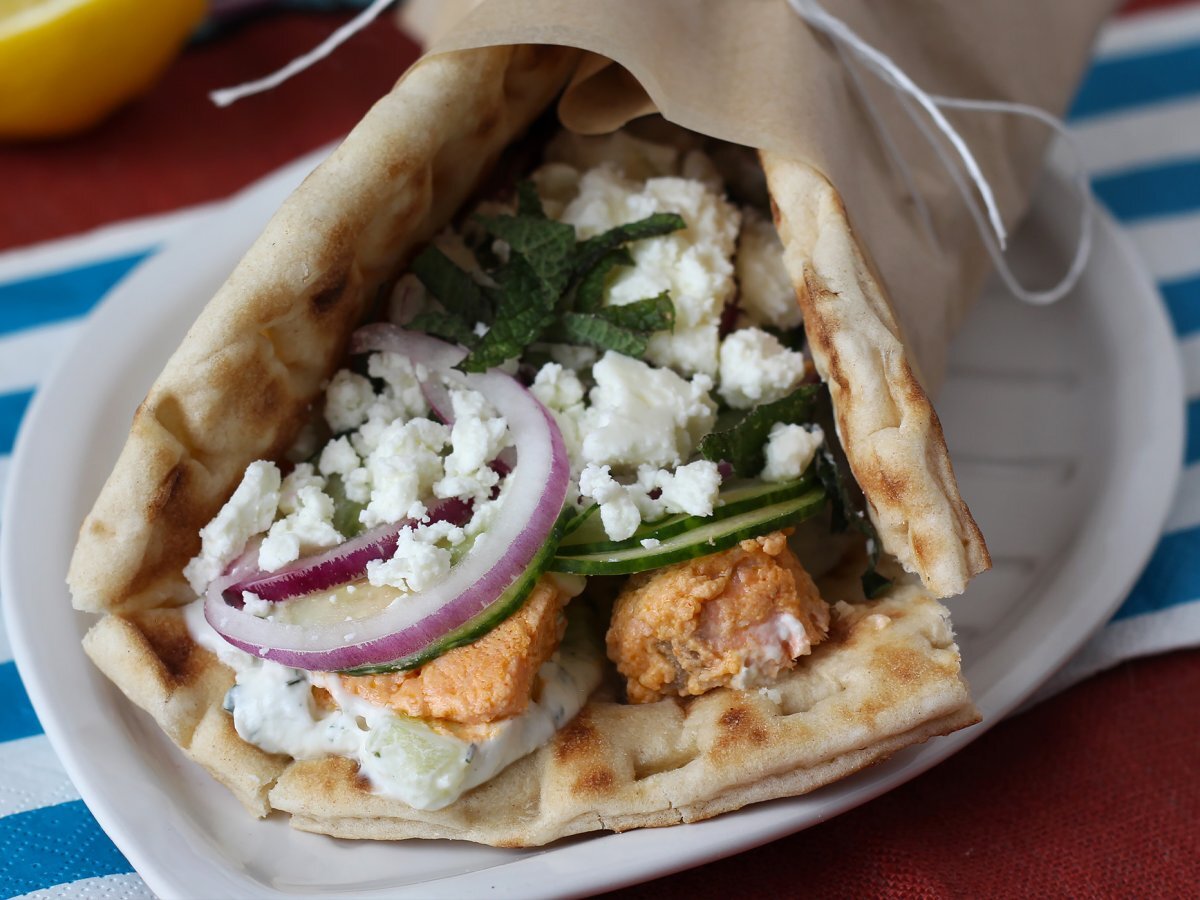 Somonlu Gyros, yaz için mükemmel Yunan balıklı sandviç! - fotoğraf 2