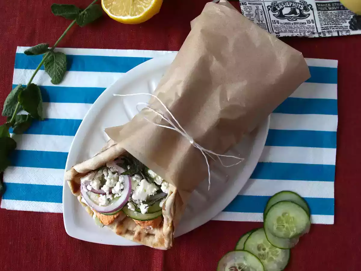 Somonlu Gyros, yaz için mükemmel Yunan balıklı sandviç! - fotoğraf 3