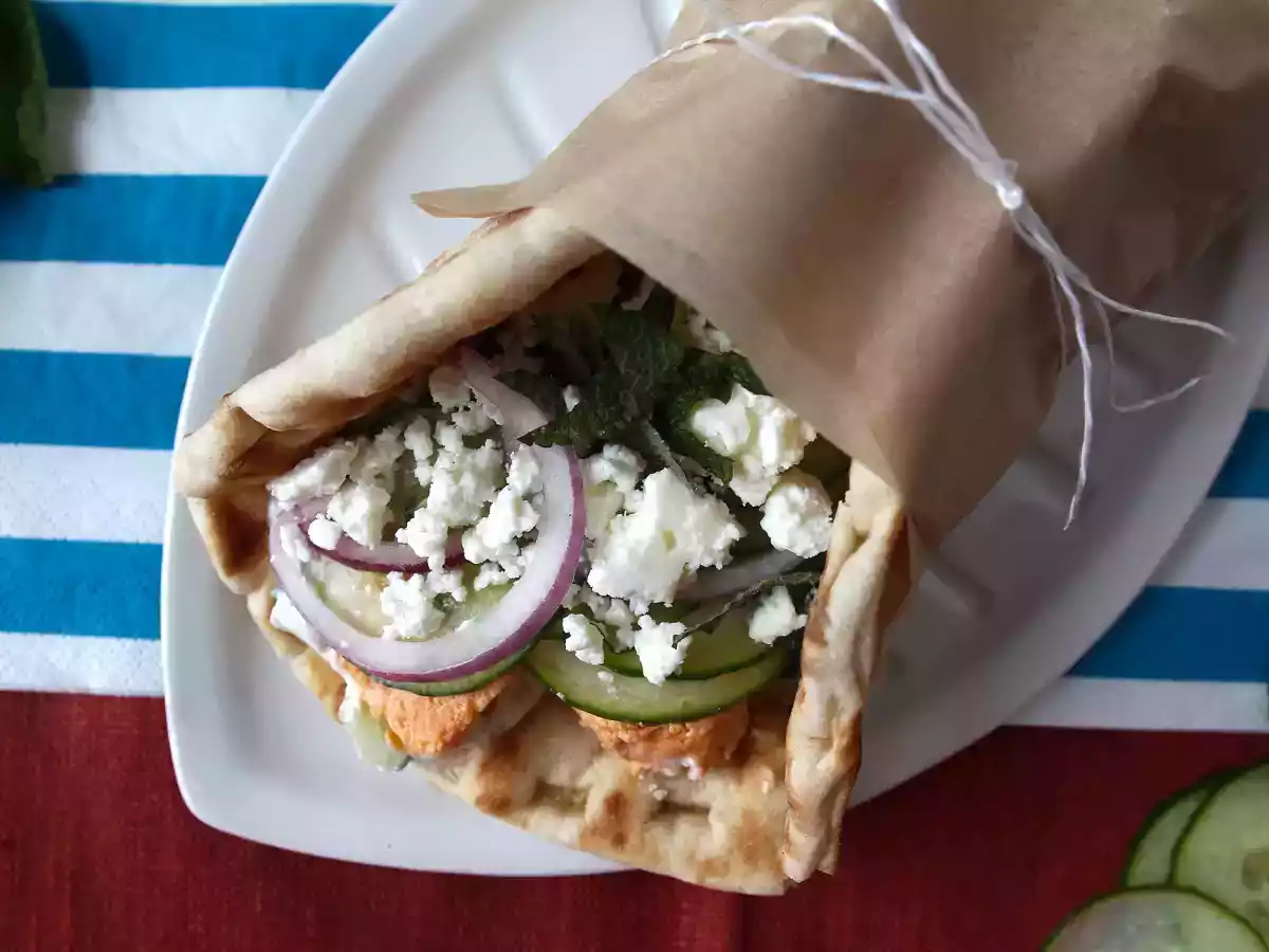 Somonlu Gyros, yaz için mükemmel Yunan balıklı sandviç! - fotoğraf 4