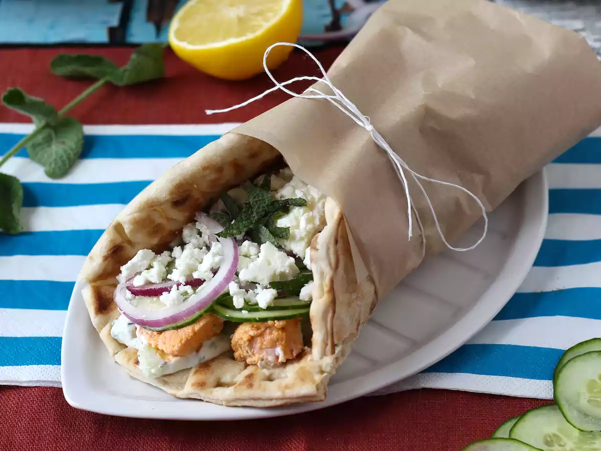 Somonlu Gyros, yaz için mükemmel Yunan balıklı sandviç! - fotoğraf 5