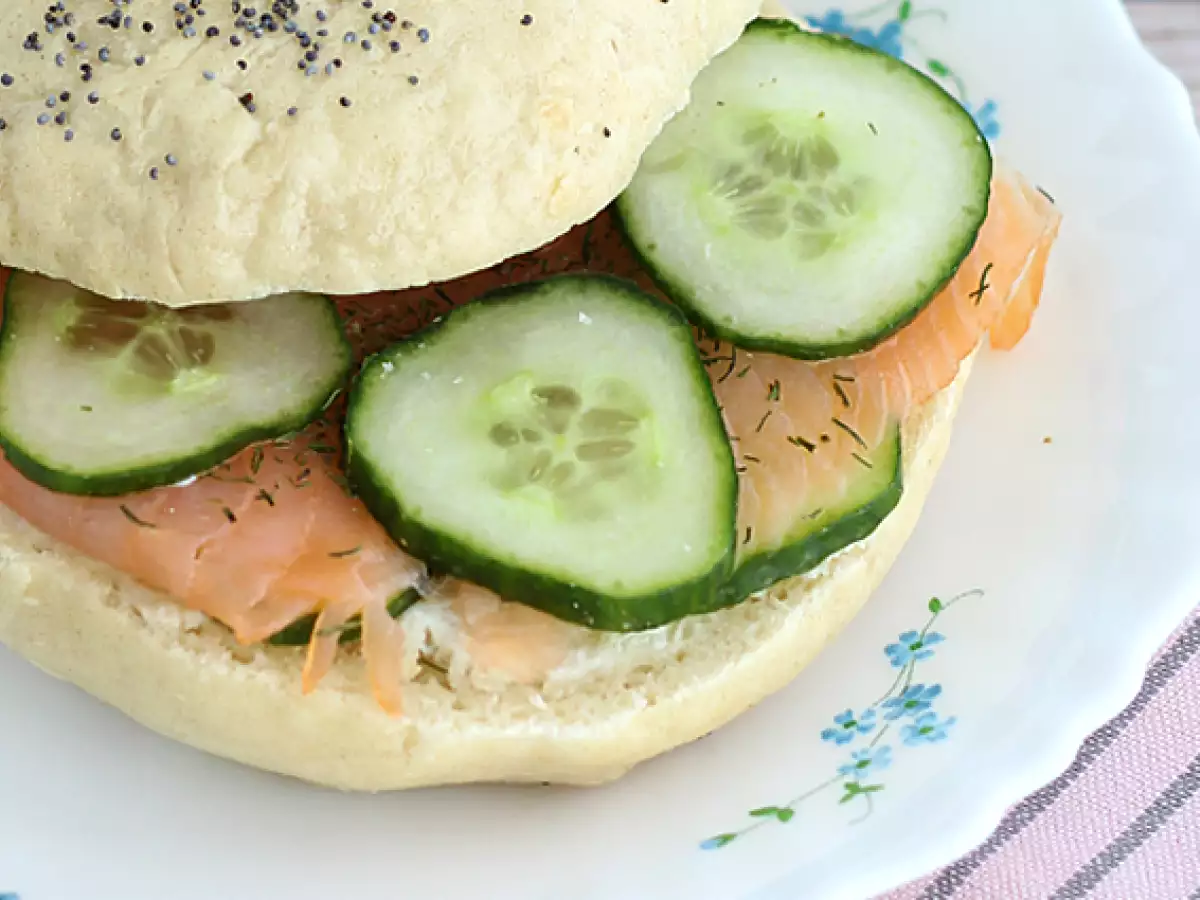 Somonlu, salatalıklı ve krem peynirli bagel - fotoğraf 2