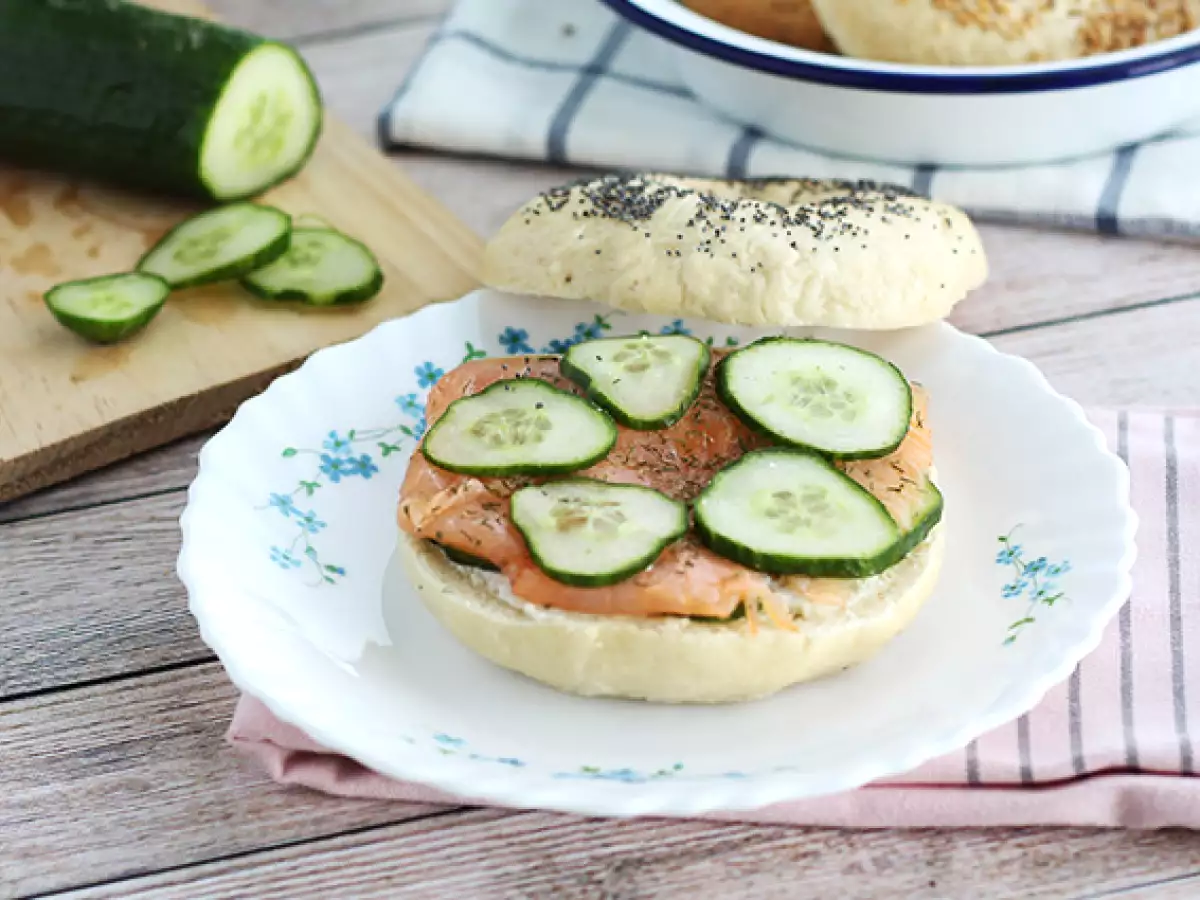 Somonlu, salatalıklı ve krem peynirli bagel - fotoğraf 3