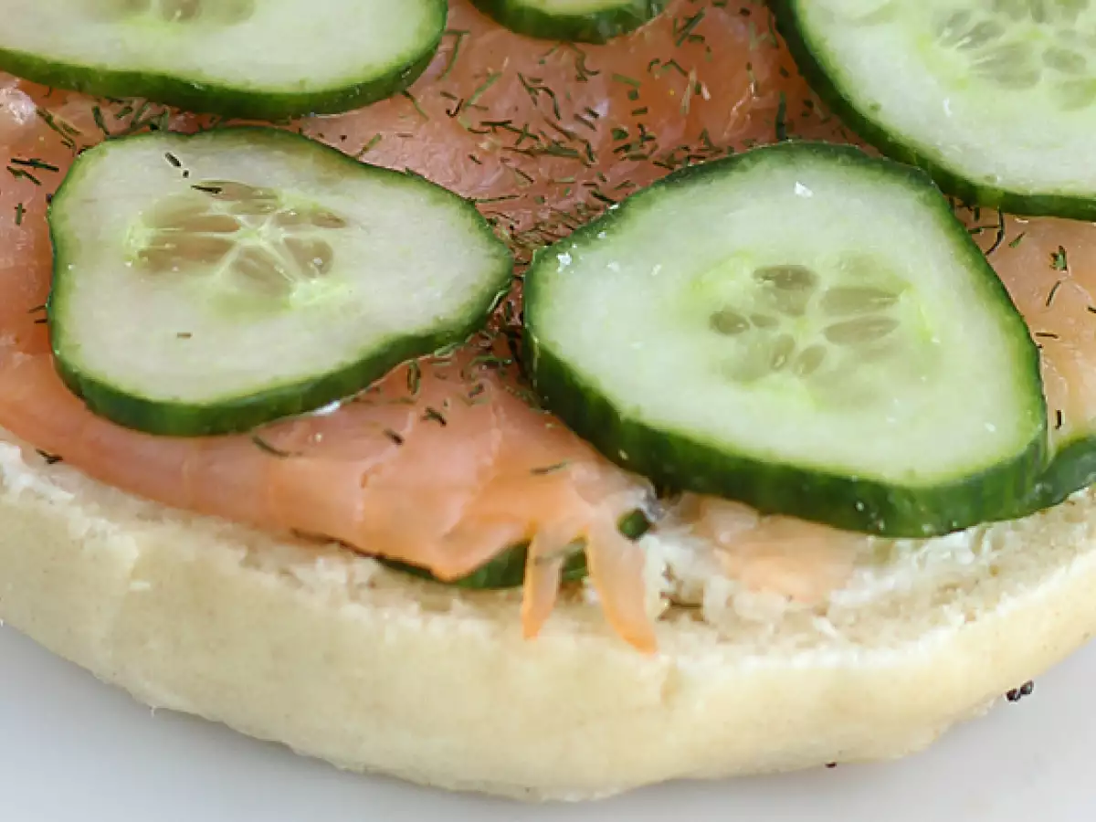 Somonlu, salatalıklı ve krem peynirli bagel - fotoğraf 4