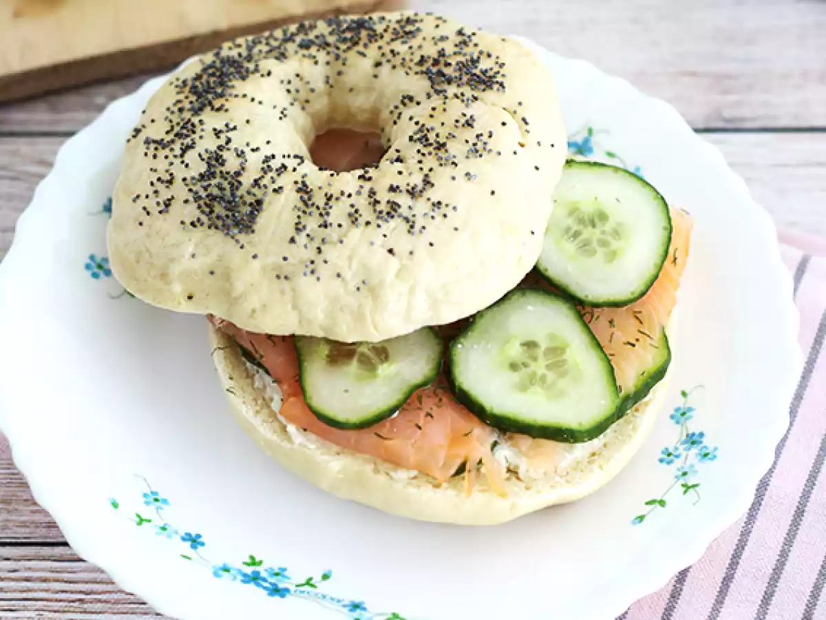 Somonlu simit, salatalık ve fromage frais