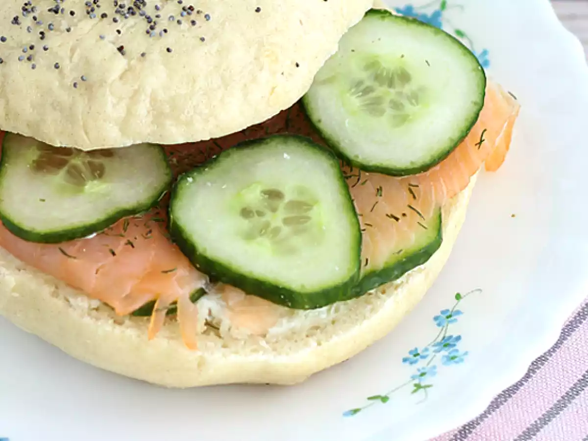 Somonlu simit, salatalık ve fromage frais - fotoğraf 2
