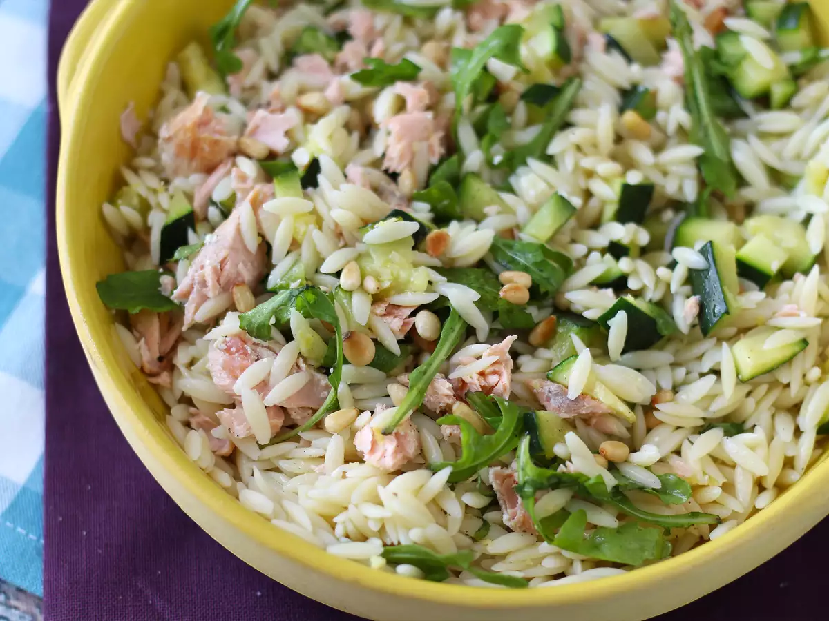 Somonlu ve kabaklı orzo makarna salatası - fotoğraf 2
