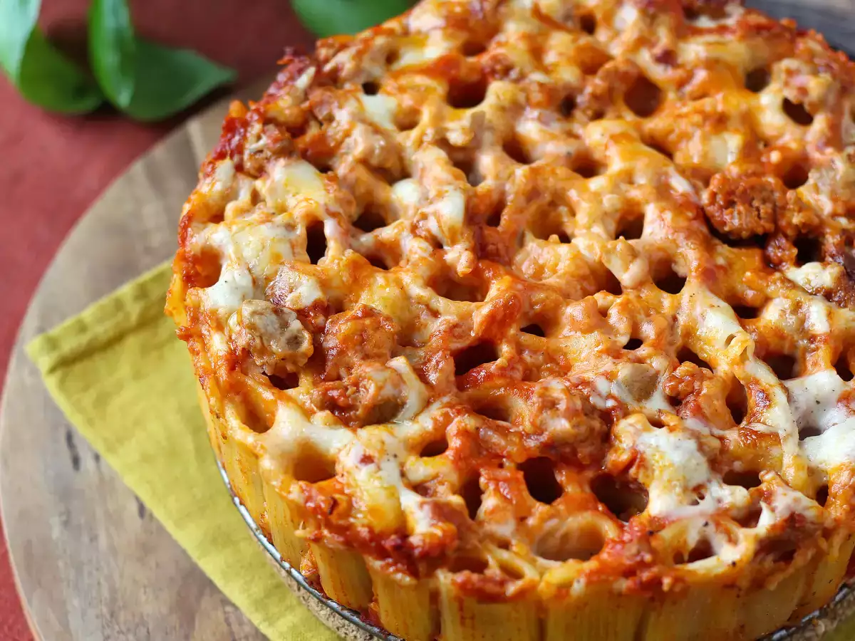 Sosis, beşamel sos ve mozzarella peynirli fırında rigatoni timballo - fotoğraf 2